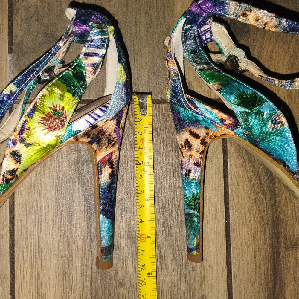 GUESS Heels - Picture 3 of 5